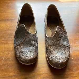 Cydwoq Courage flats